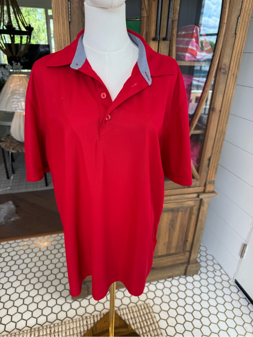 Classic Red Short-Sleeve Polo with Contrast Inner Collar